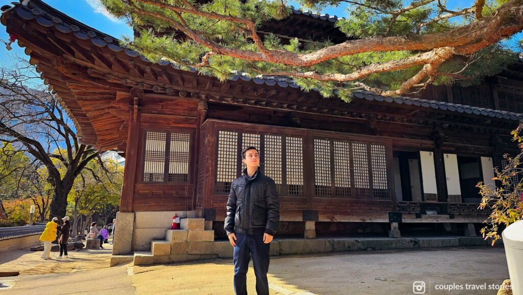 Digital nomad in Korea in a historic garden.